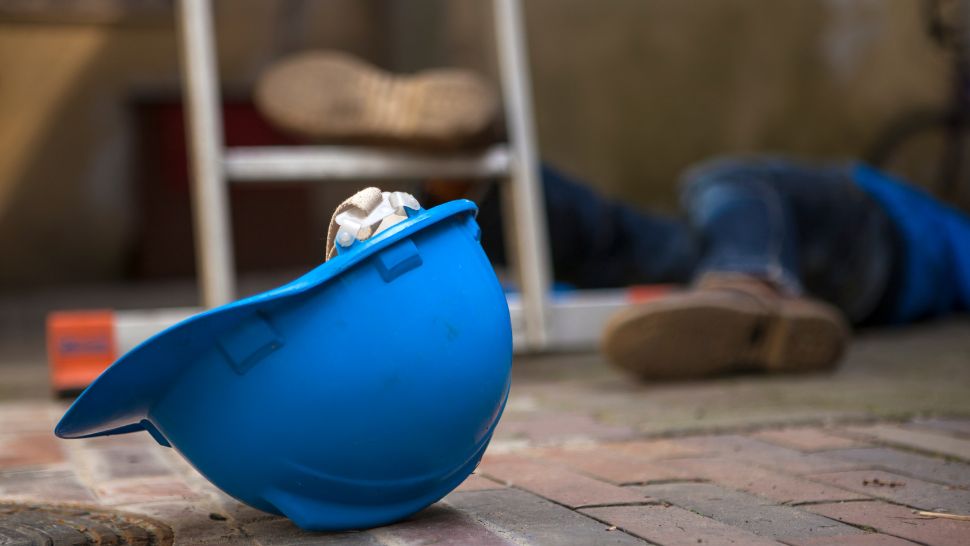 casco de protección para accidentes laborales en el trabajo